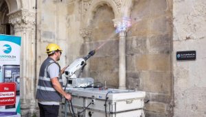 découvrez comment choisir le prestataire idéal pour le décapage laser en entreprise, en tenant compte des critères essentiels pour garantir qualité, efficacité et sécurité.